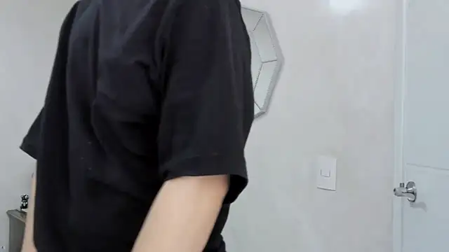 Snapshot of miketwink chatting on 02/22/26, 02:25 miketwink online show from 02/22/26, 02:25