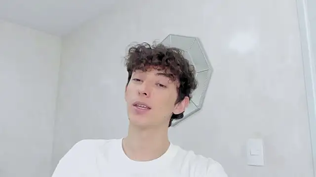 Snapshot of miketwink chatting on 01/18/26, 07:39 miketwink online show from 01/18/26, 07:39