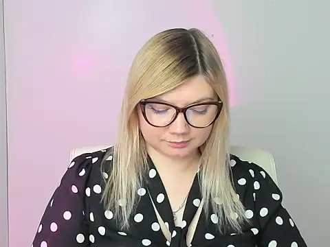 Lola moree online show from 11/11/25, 01:28