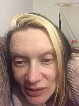 Snapshot of blondey206 chatting on 02/01/25, 07:44 blondey206 online show from 02/01/25, 07:44