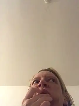 Snapshot of blondey206 chatting on 03/04/25, 04:06 blondey206 online show from 03/04/25, 04:06