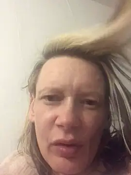 Snapshot of blondey206 chatting on 02/09/25, 03:32 blondey206 online show from 02/09/25, 03:32