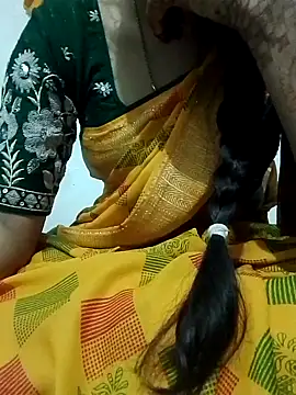 Snapshot of saaniya chatting on 10/13/25, 05:58 saaniya online show from 10/13/25, 05:58