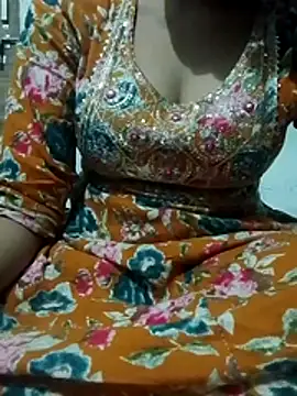 Snapshot of saaniya chatting on 11/16/25, 06:01 saaniya online show from 11/16/25, 06:01