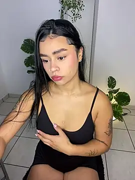 Snapshot of meli_ortiz_ chatting on 07/17/26, 02:03 meli ortiz online show from 07/17/26, 02:03