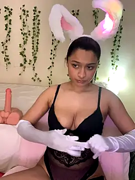 Snapshot of Cristinasunny chatting on 10/29/25, 01:04 Cristinasunny online show from 10/29/25, 01:04