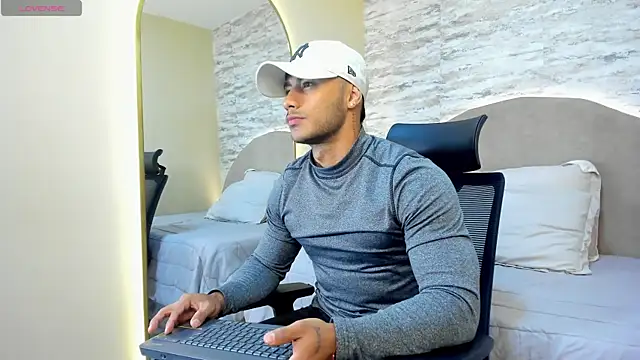 Snapshot of lennox_ray chatting on 02/13/25, 11:50 lennox ray online show from 02/13/25, 11:50