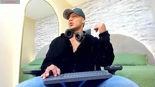 Snapshot of lennox_ray chatting on 02/23/25, 11:44 lennox ray online show from 02/23/25, 11:44