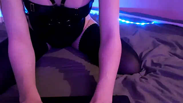 Snapshot of AliceFeet chatting on 03/19/25, 01:54 AliceFeet online show from 03/19/25, 01:54