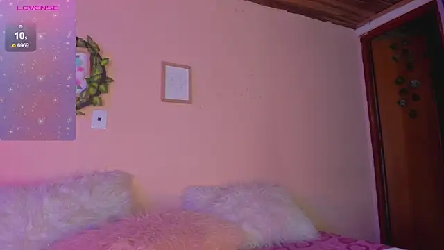 Snapshot of Nalia_adams chatting on 03/05/25, 12:44 Nalia adams online show from 03/05/25, 12:44