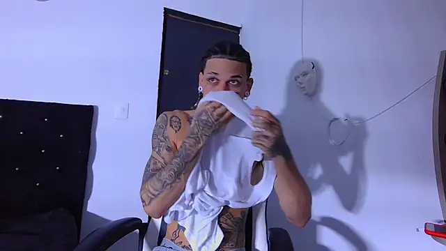 hot man05 online show from 12/19/25, 12:25