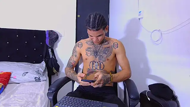 hot man05 online show from 10/31/25, 11:22