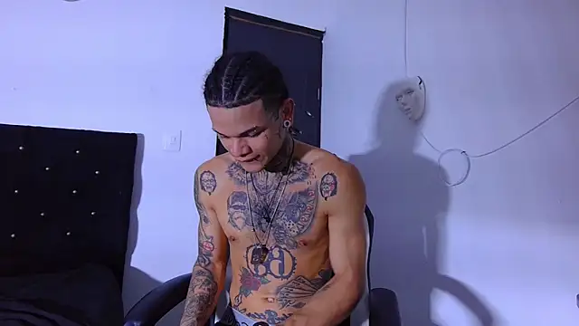 hot man05 online show from 12/20/25, 12:46