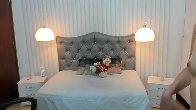 Snapshot of mia_vanucci1 chatting on 03/12/25, 06:07 mia vanucci1 online show from 03/12/25, 06:07