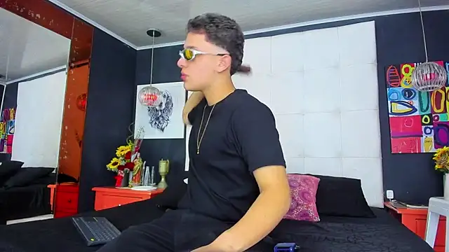 Snapshot of Thomas_May4rs chatting on 03/12/25, 04:30 Thomas May4rs online show from 03/12/25, 04:30