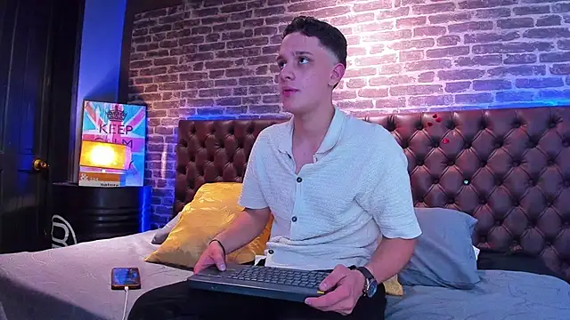 Snapshot of Thomas_May4rs chatting on 02/15/25, 04:03 Thomas May4rs online show from 02/15/25, 04:03