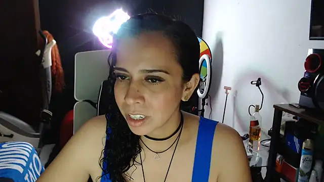 Snapshot of AliceSweet4U chatting on 03/21/25, 03:22 AliceSweet4U online show from 03/21/25, 03:22
