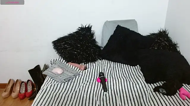 Snapshot of Lunasquirt1985 chatting on 10/15/25, 11:40 Lunasquirt1985 online show from 10/15/25, 11:40