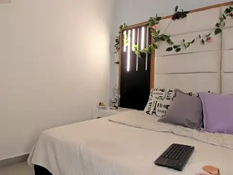 Snapshot of SofiArias chatting on 03/01/25, 04:33 SofiArias online show from 03/01/25, 04:33
