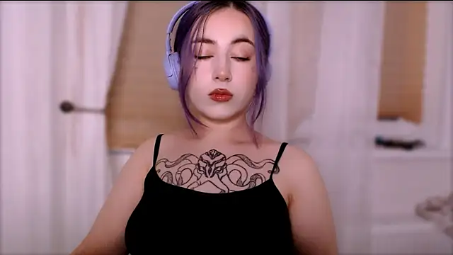 Snapshot of purplewitch chatting on 10/18/25, 03:03 purplewitch online show from 10/18/25, 03:03