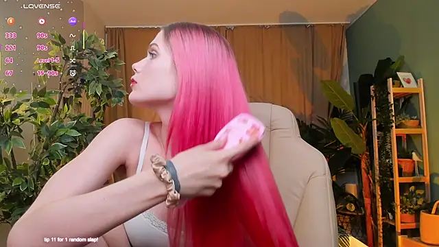 Gretchen Mol online show from 12/16/25, 07:45