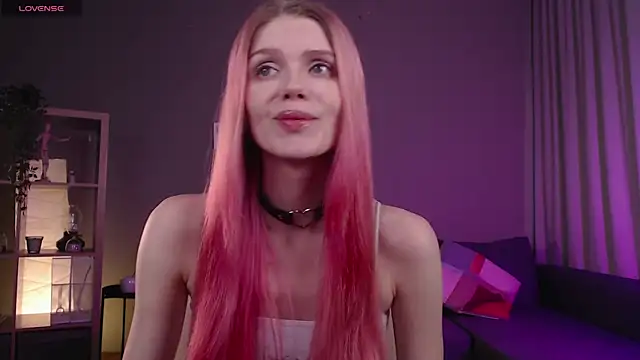 Gretchen Mol online show from 11/03/25, 07:35