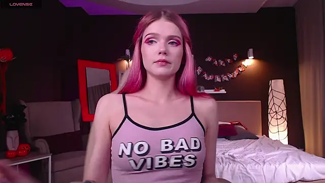 Gretchen Mol online show from 10/29/25, 01:04