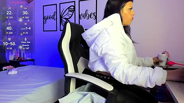 nicolee millerr online show from 10/21/25, 12:04