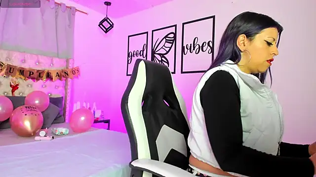 nicolee millerr online show from 10/11/25, 12:39