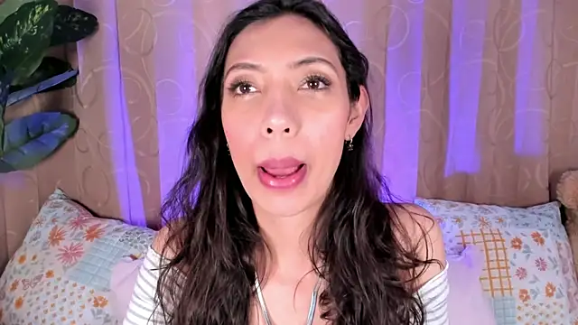 Snapshot of Miss_veronicaa2 chatting on 06/23/26, 01:53 Miss veronicaa2 online show from 06/23/26, 01:53