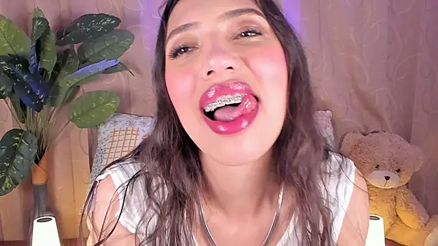Snapshot of Miss_veronicaa2 chatting on 07/13/26, 01:54 Miss veronicaa2 online show from 07/13/26, 01:54