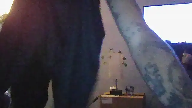 Snapshot of cruz815 chatting on 10/12/25, 01:07 cruz815 online show from 10/12/25, 01:07