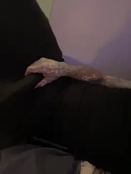 cruz815 online show from 12/04/25, 08:08