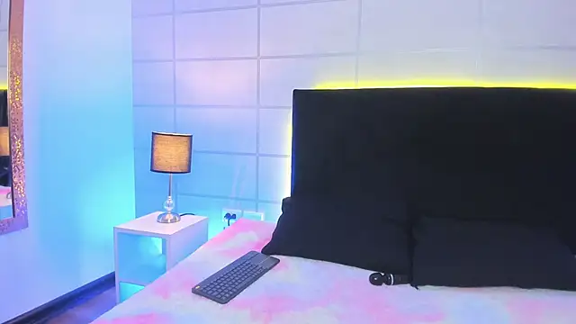 mac-sara online show from 10/23/25, 07:01