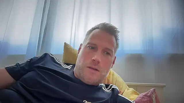 Snapshot of Christian87xxx chatting on 09/27/25, 12:22 Christian87xxx online show from 09/27/25, 12:22