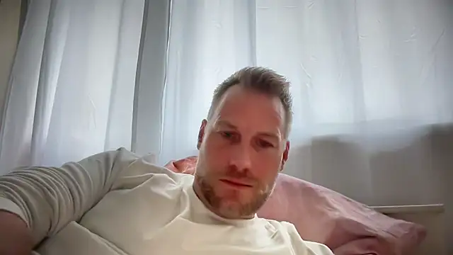 Snapshot of Christian87xxx chatting on 10/01/25, 01:37 Christian87xxx online show from 10/01/25, 01:37