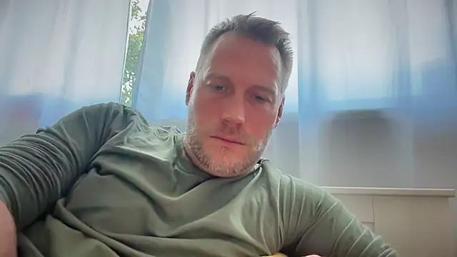 Snapshot of Christian87xxx chatting on 09/19/25, 03:27 Christian87xxx online show from 09/19/25, 03:27