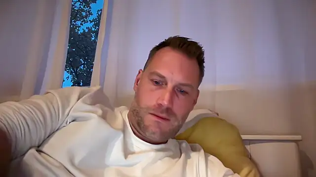 Snapshot of Christian87xxx chatting on 10/04/25, 04:52 Christian87xxx online show from 10/04/25, 04:52