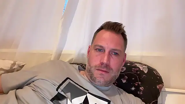 Snapshot of Christian87xxx chatting on 11/08/25, 03:48 Christian87xxx online show from 11/08/25, 03:48