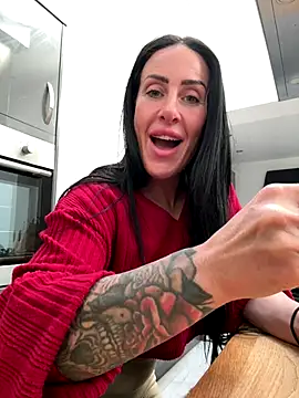 Snapshot of goddess-harper chatting on 12/16/25, 01:48 goddess-harper online show from 12/16/25, 01:48