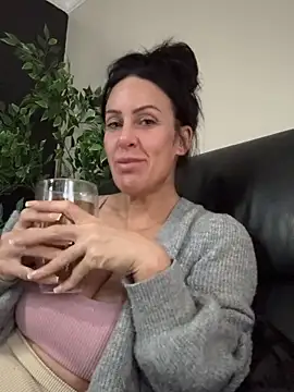 Snapshot of goddess-harper chatting on 12/18/25, 11:14 goddess-harper online show from 12/18/25, 11:14