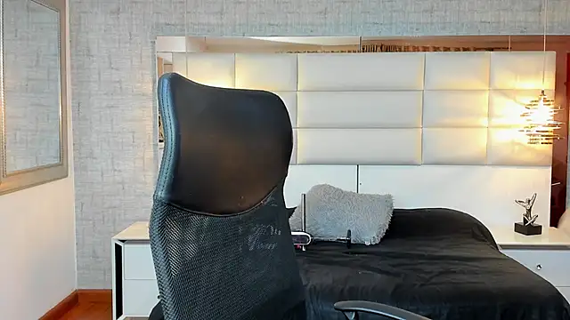 Nohemi louse online show from 10/21/25, 07:02