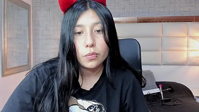 Nohemi louse online show from 10/22/25, 07:13