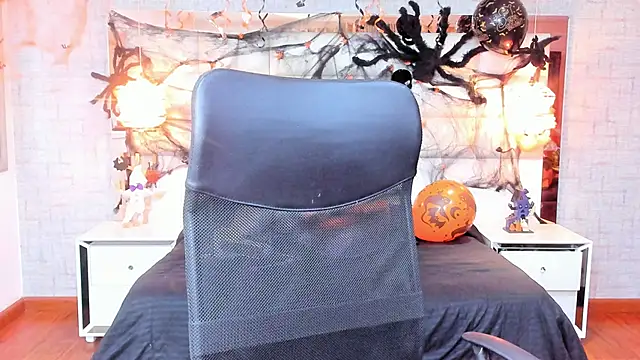 Nohemi louse online show from 10/30/25, 06:49