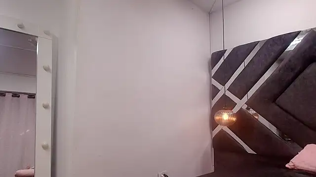 Snapshot of sara_lopee1 chatting on 09/30/25, 12:00 sara lopee1 online show from 09/30/25, 12:00