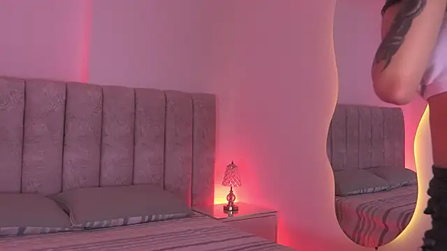 Snapshot of sara_lopee1 chatting on 11/28/25, 12:05 sara lopee1 online show from 11/28/25, 12:05