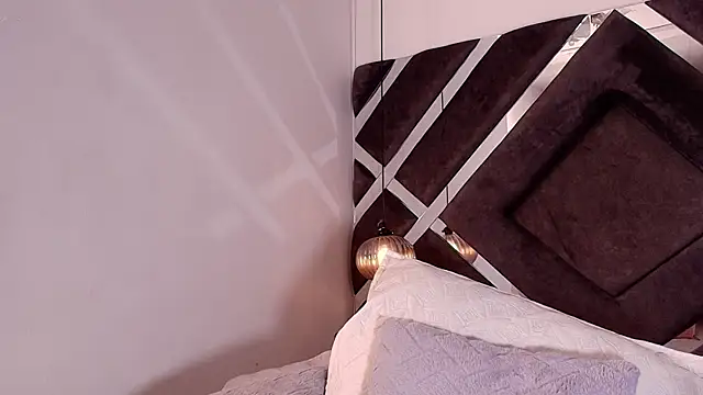 Snapshot of sara_lopee1 chatting on 10/31/25, 12:02 sara lopee1 online show from 10/31/25, 12:02