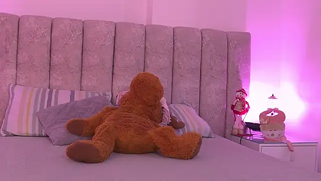 Snapshot of sara_lopee1 chatting on 12/22/25, 12:05 sara lopee1 online show from 12/22/25, 12:05