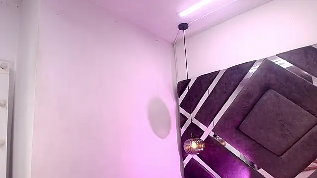 Snapshot of sara_lopee1 chatting on 09/24/25, 12:00 sara lopee1 online show from 09/24/25, 12:00