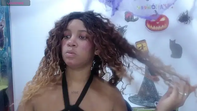 Snapshot of CanelaFierce chatting on 10/31/25, 08:05 CanelaFierce online show from 10/31/25, 08:05